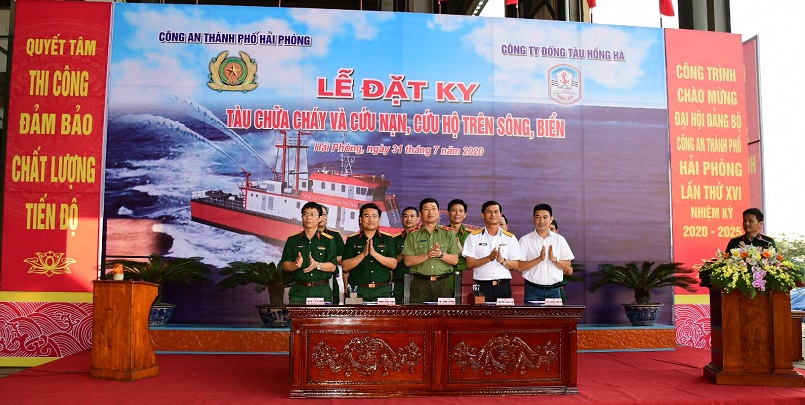 Các đại biểu ký biên bản đặt ky tàu ST-202F1