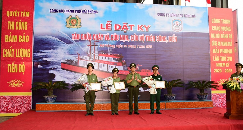 Thiếu tướng Vũ Thanh Chương – Uỷ viên BTV Thành uỷ, Bí thư Đảng uỷ, Giám đốc CATP biểu dương các tập thể, cá nhân có thành tích xuất sắc