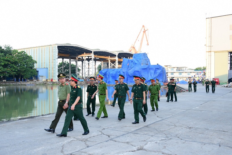 Thiếu tướng Vũ Thanh Chương – Uỷ viên BTV Thành uỷ, Bí thư Đảng uỷ, Giám đốc CATP, cùng các đại biểu tham quan nhà máy đóng tàu