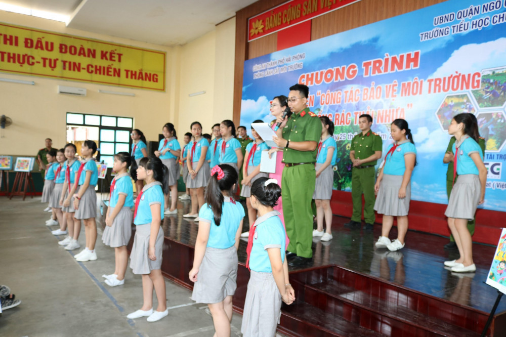 Phòng Pc05 phối hợp trường tiểu học Chu Văn An tuyên truyền bảo vệ J88vip00 Giải Trí Thể Thao, chống rác thải nhựa