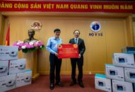 VINGROUP trao tặng 1.700 máy thở xâm nhập và hoá chất cho 56.000 xét nghiệm Covid -19