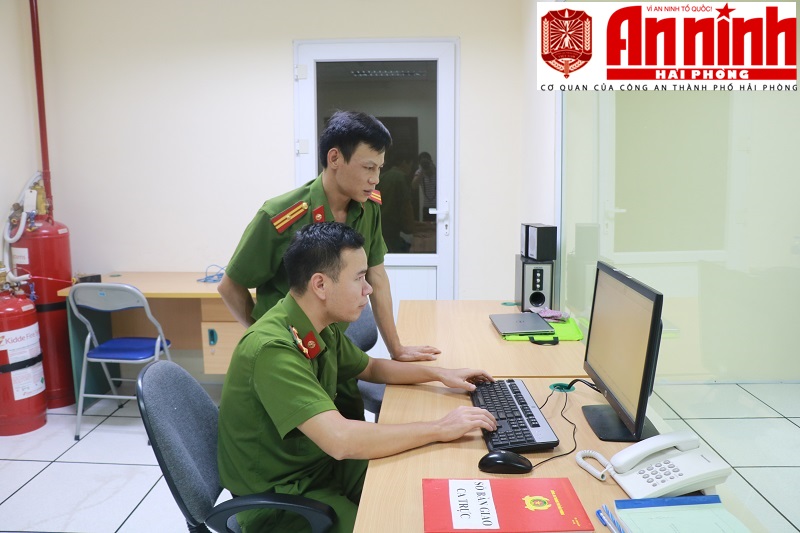 Cán bộ Phòng PC06 tiến hành rà soát, xử lý nhân khẩu trùng thông tin để từng bước hoàn thiện CSDLDC