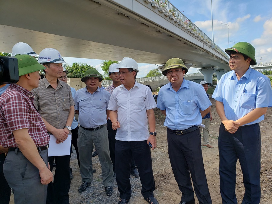 Đồng chí Nguyễn Xuân Bình- Phó Chủ tịch Thường trực UBND TP cùng lãnh đạo huyện An Dương trồng cây khu vực trước trụ sở huyện An Dương