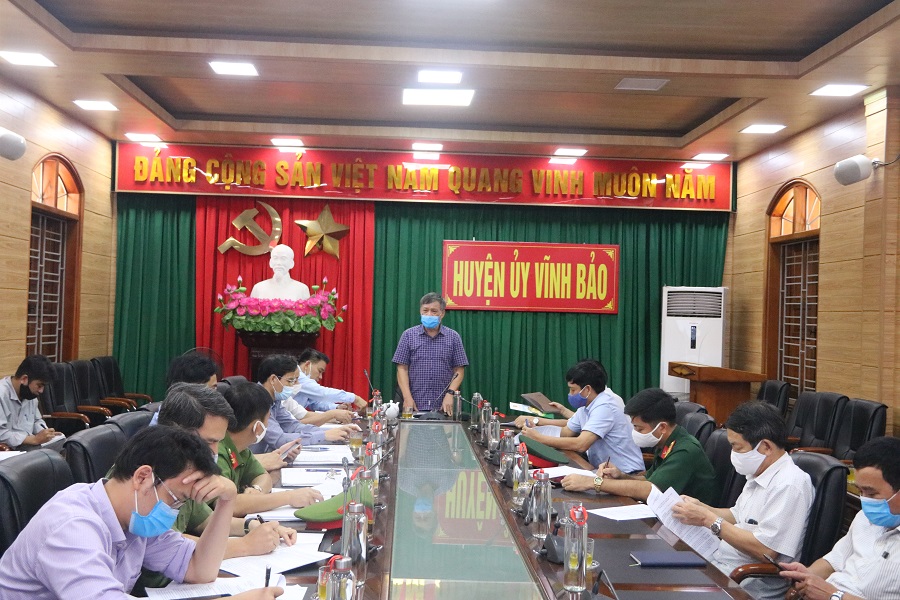 Đồng chí Nguyễn Xuân Bình- Phó Chủ tịch Thường trực UBND TP cùng lãnh đạo huyện An Dương trồng cây khu vực trước trụ sở huyện An Dương