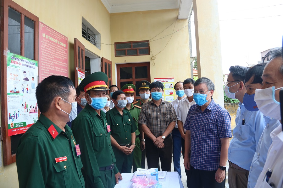 Đồng chí Nguyễn Xuân Bình- Phó Chủ tịch Thường trực UBND TP cùng lãnh đạo huyện An Dương trồng cây khu vực trước trụ sở huyện An Dương