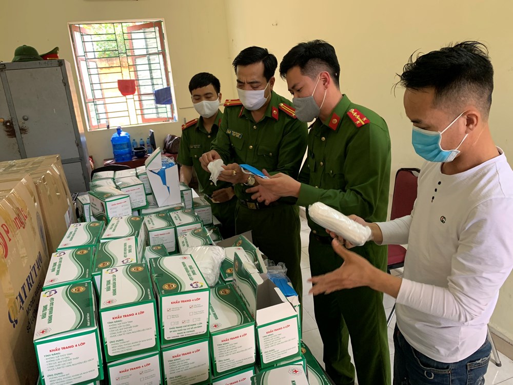 Trước đó, tháng 4-2020, CAH Vĩnh Bảo phối hợp với các cơ quan chức năng triệt phá 1 cơ sở sản xuất khẩu trang lớn tại xã Quang Phục, Tiên Lãng Trước đó, tháng 4-2020, CAH Vĩnh Bảo phối hợp với các cơ quan chức năng triệt phá 1 cơ sở sản xuất khẩu trang lớn tại xã Quang Phục, Tiên Lãng
