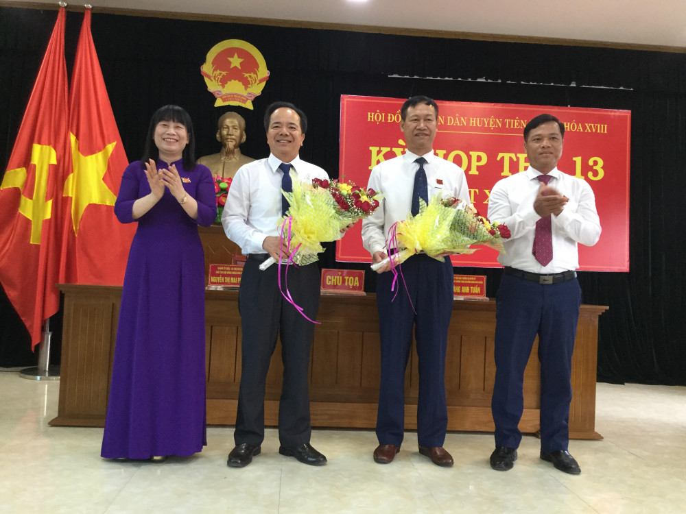 Lãnh đạo huyện Tiên Lãng tặng hoa chúc mừng đồng chí Trần Văn Khanh và đồng chí Vũ Văn Dũng Lãnh đạo huyện Tiên Lãng tặng hoa chúc mừng đồng chí Trần Văn Khanh và đồng chí Vũ Văn Dũng