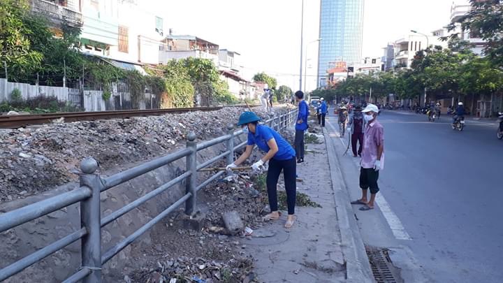 Cán bộ, ĐVTN phường Thượng Lý ra quân VSMT