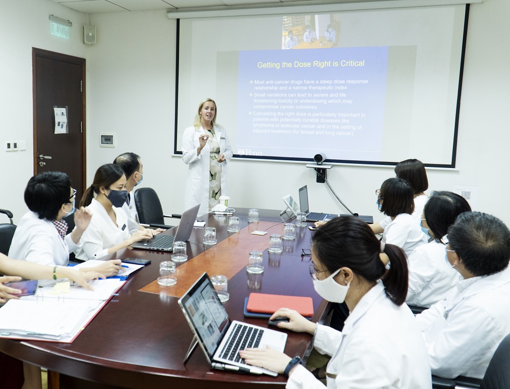 PGS.BS Kelly S.Smith – chuyên gia PENN đang tích cực triển khai các hoạt động đào tạo, chuyên giao công nghệ trong tiến trình Đăng ký nhận khuyến mãi khoa Ung bướu Vinmec Times City trở thành Trung tâm xuất sắc về ung thư