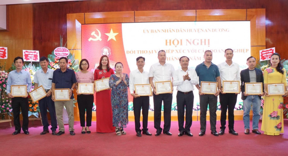 Tại cuộc gặp mặt có 21 tập thể, cá nhân được UBND huyện An Dương tặng giấy khen