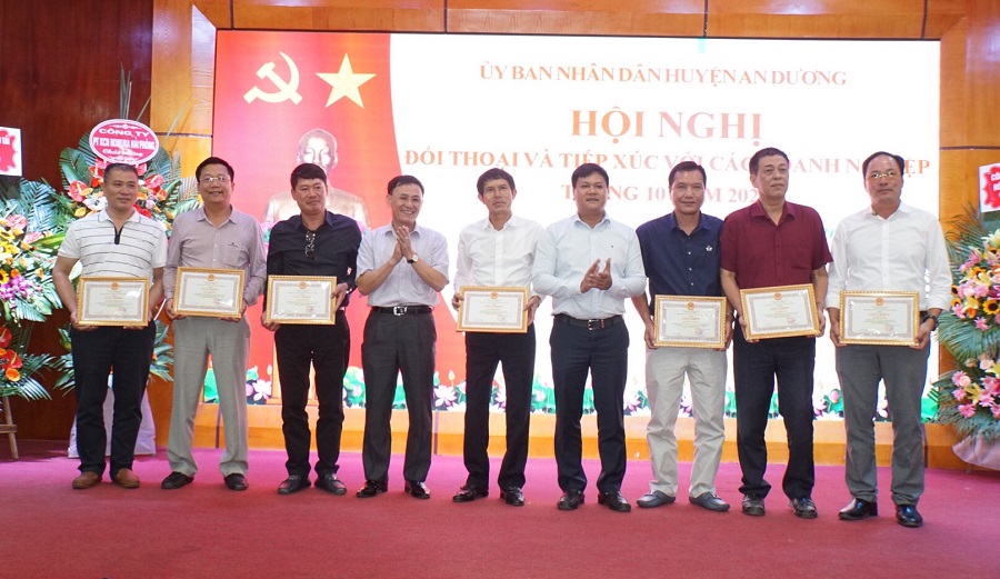 Tại cuộc gặp mặt có 21 tập thể, cá nhân được UBND huyện An Dương tặng giấy khen