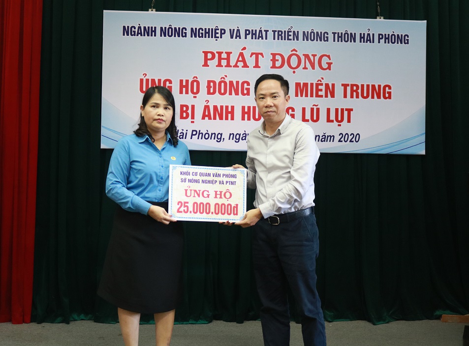 Đại diện Công đoàn ngành NN&PTNT thành phố tiếp nhận kinh phí ủng hộ từ các đơn vị