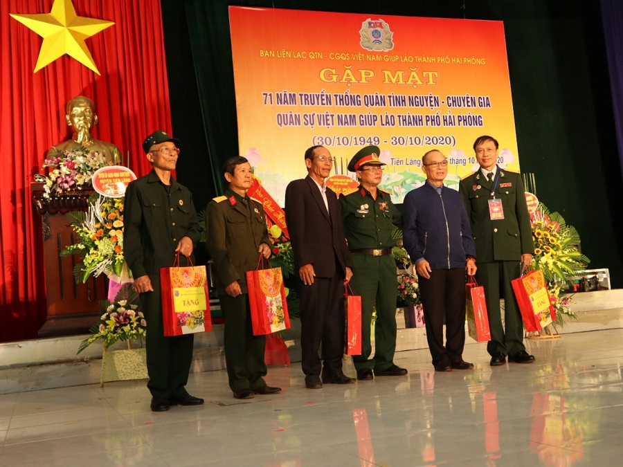 Trao quà tặng các hội viên có hoàn cảnh khó khăn, gia đình liệt sỹ Trao quà tặng các hội viên có hoàn cảnh khó khăn, gia đình liệt sỹ