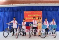Hội Phụ nữ Phòng CSGT đường bộ-đường sắt tuyên truyền, J882ea hoàn trả cao J886.love casino, thể thao, nổ hũ, xổ số về trật tự ATGT và tặng quà cho học sinh có hoàn cảnh khó khăn
