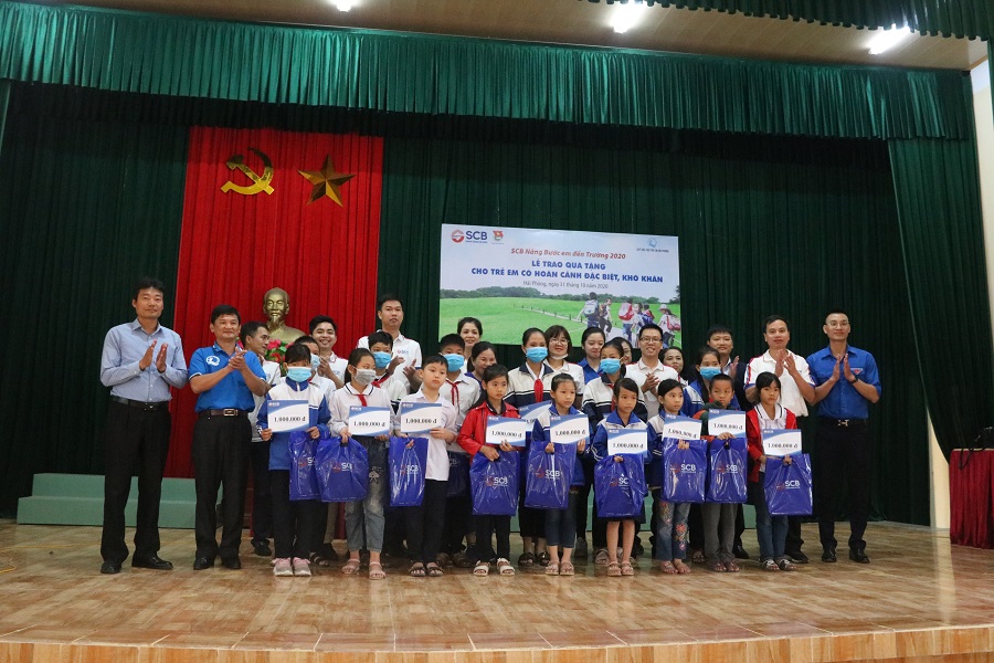 Lãnh đạo Ngân hàng SCB và Quỹ Bảo trợ trẻ em Hải Phòng trao quà tặng học sinh xã Cấp Tiến (Tiên Lãng) Lãnh đạo Ngân hàng SCB và Quỹ Bảo trợ trẻ em Hải Phòng trao quà tặng học sinh xã Cấp Tiến (Tiên Lãng)
