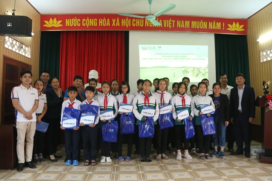 Lãnh đạo Ngân hàng SCB và Quỹ Bảo trợ trẻ em Hải Phòng trao quà tặng học sinh Trường THCS Nguyễn Bỉnh Khiêm (Vĩnh Bảo) Lãnh đạo Ngân hàng SCB và Quỹ Bảo trợ trẻ em Hải Phòng trao quà tặng học sinh Trường THCS Nguyễn Bỉnh Khiêm (Vĩnh Bảo)