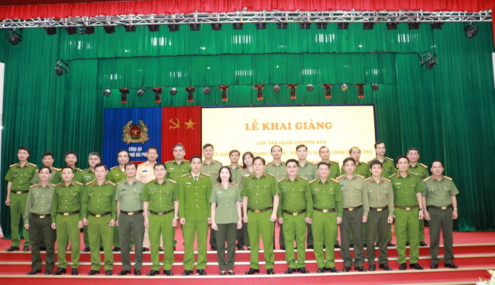Đại tá Bùi Trung Thành – Phó Giám đốc CATP chụp ảnh lưu niệm cùng các đồng chí giảng viên, lãnh đạo, chỉ huy Công an các đơn vị, địa phương