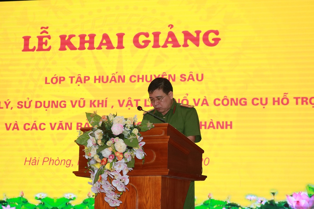 Thượng tá Nguyễn Đăng Quang - Phó Phòng PC06, CATP công bố Quyết định của Giám đốc CATP về việc mở lớp tập huấn