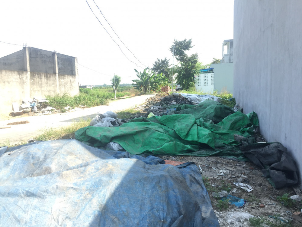Khu tập kết cao su ngoài trời của ông Tân để sơ sài gây nguy cơ ô nhiễm Khu tập kết cao su ngoài trời của ông Tân để sơ sài gây nguy cơ ô nhiễm