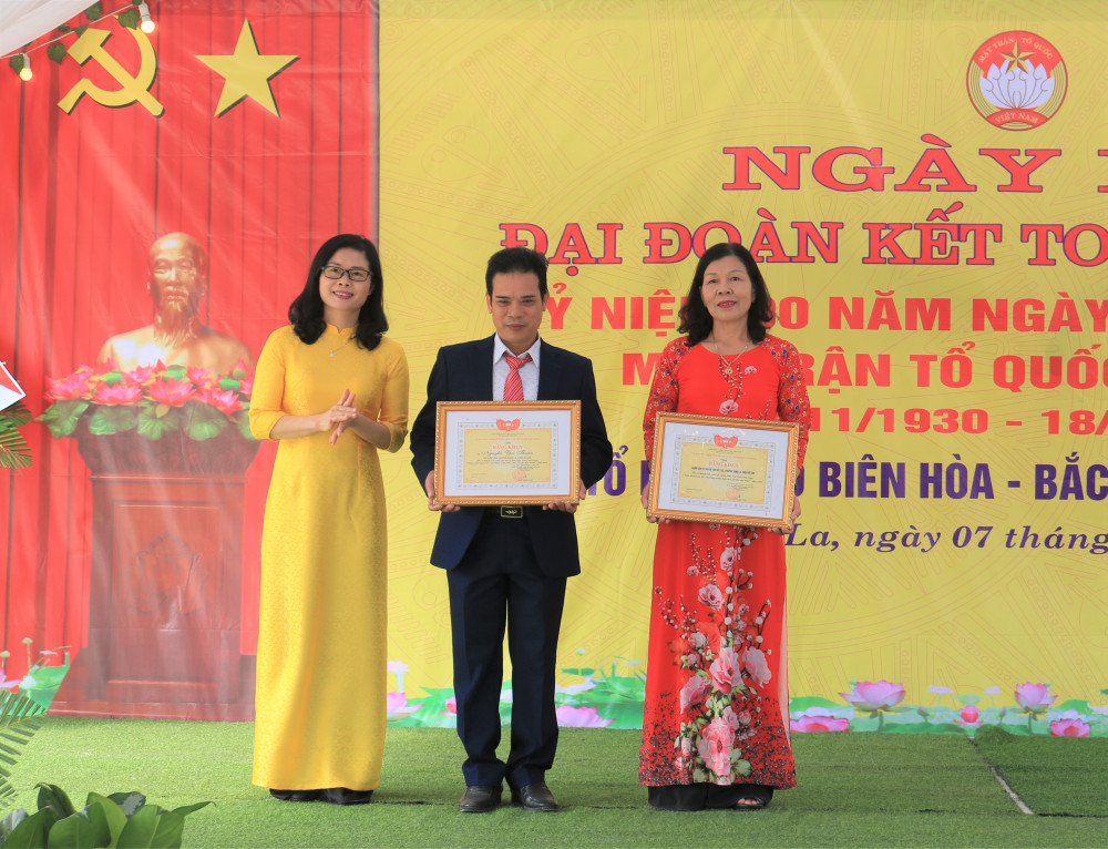 Đồng chí Vũ Anh Thư, Phó chủ tịch Ủy ban MTTQ Việt Nam thành phố trao bằng khen của Chủ tịch Ủy ban MTTQ Việt Nam thành phố tặng tập thể, cá nhân tiêu biểu, xuất sắc