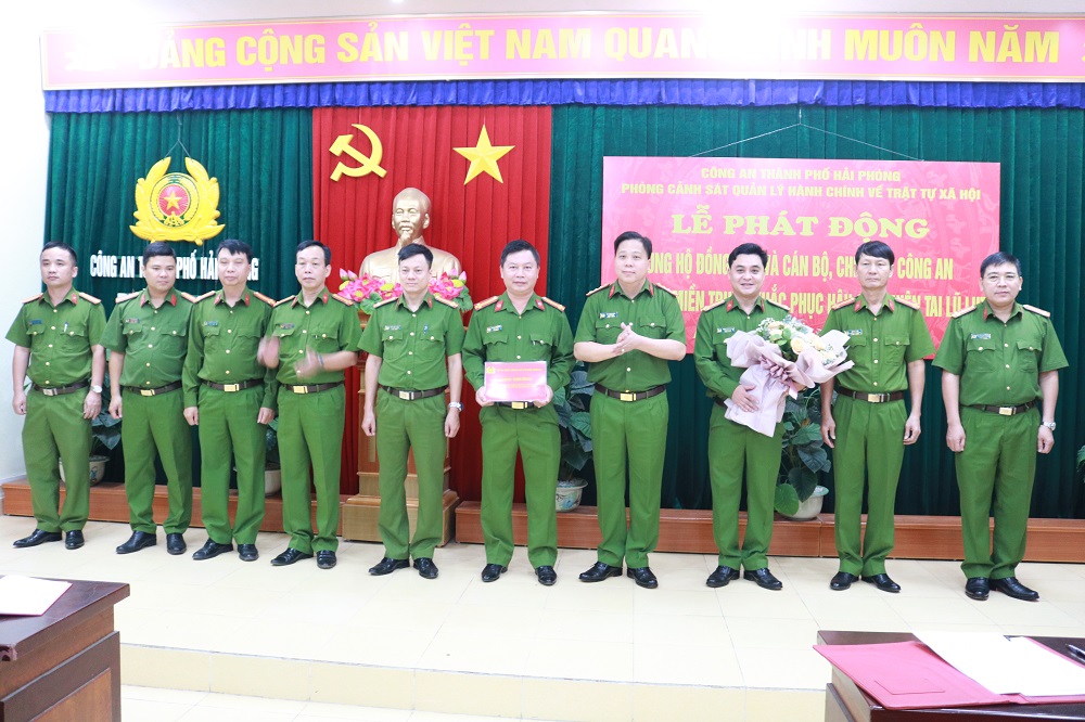 Đại tá Bùi Trung Thành – Phó Giám đốc CATP biểu dương CBCS Đội 3, Phòng PC06 - CATP