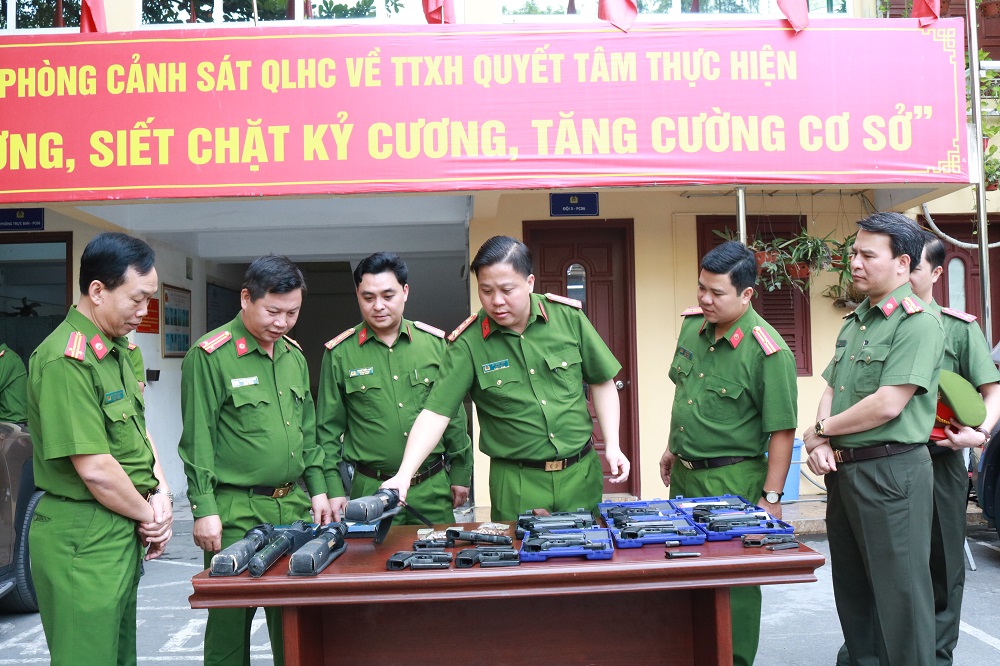 Đại tá Bùi Trung Thành – Phó Giám đốc CATP biểu dương CBCS Đội 3, Phòng PC06 - CATP
