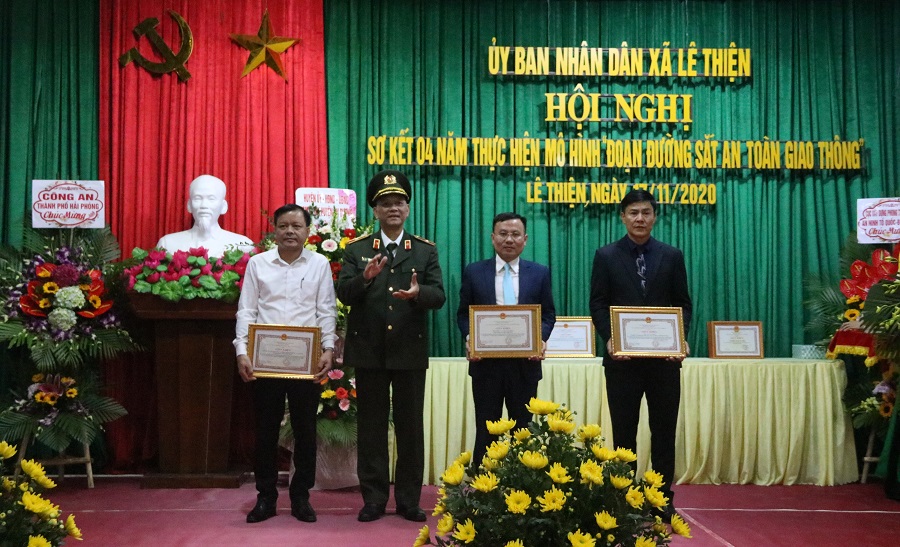 Đồng chí Thiếu tướng Đặng Hoàng Đa, Phó Cục trưởng Cục Đăng ký nhận khuyến mãi  phong trào Bảo vệ an ninh Tổ quốc Bộ Công an tặng giấy khen của Cục cho các tập thể, cá nhân có thành tích xuất sắc 