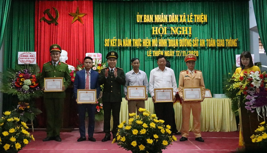 Thượng tá Lê Trung Sơn- Phó Giám đốc CATP tặng giấy khen cho các tập thể, cá nhân có thành tích xuất sắc trong thực hiện phong trào 