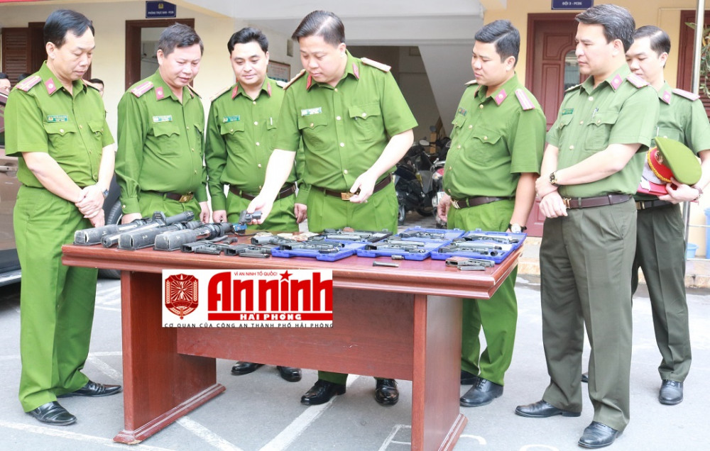 Đại tá Bùi Trung Thành – Phó Giám đốc CATP cùng lãnh đạo Phòng Cảnh sát QLHC về TTXH kiểm tra VK, VLN, CCHT các cơ quan, đơn vị, J881.love nhà cái bóng đá world cup tự nguyện giao nộp