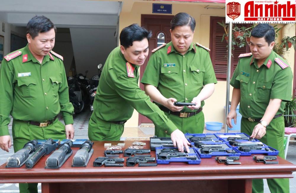 Đại tá Bùi Trung Thành – Phó Giám đốc CATP cùng lãnh đạo Phòng Cảnh sát QLHC về TTXH kiểm tra VK, VLN, CCHT các cơ quan, đơn vị, J881.love nhà cái bóng đá world cup tự nguyện giao nộp