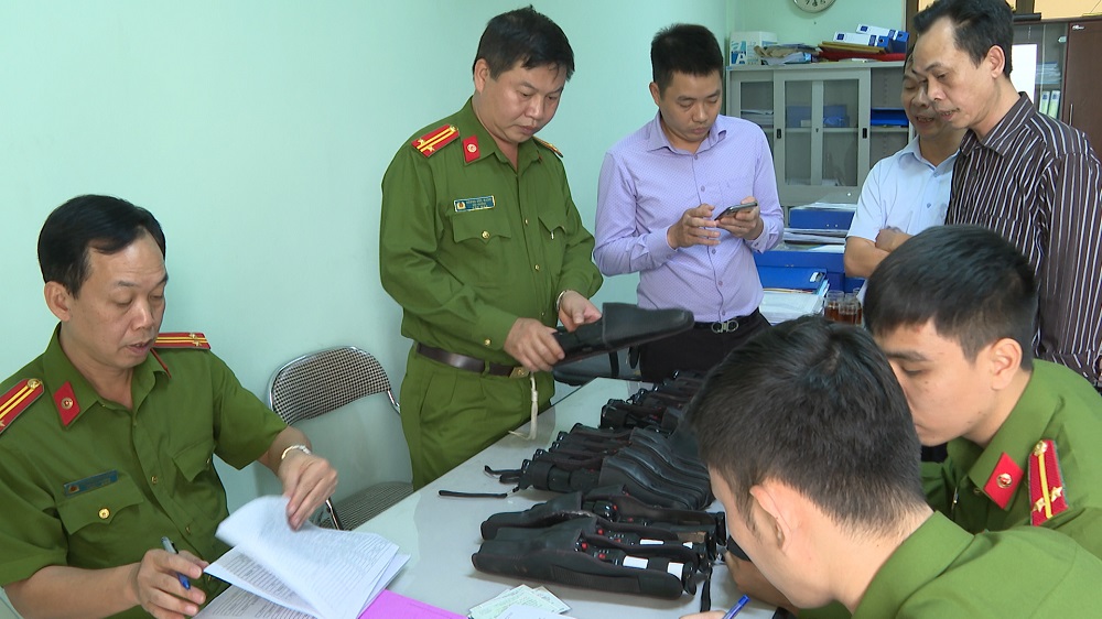 Lãnh đạo, CBCS, Phòng Cảnh sát QLHC về TTXH – CATP cùng CBCS đơn vị lập biên bản, tiếp nhận súng, đạn công cụ hỗ trợ các loại từ các J881.love nhà cái bóng đá world cup tự nguyện giao nộp