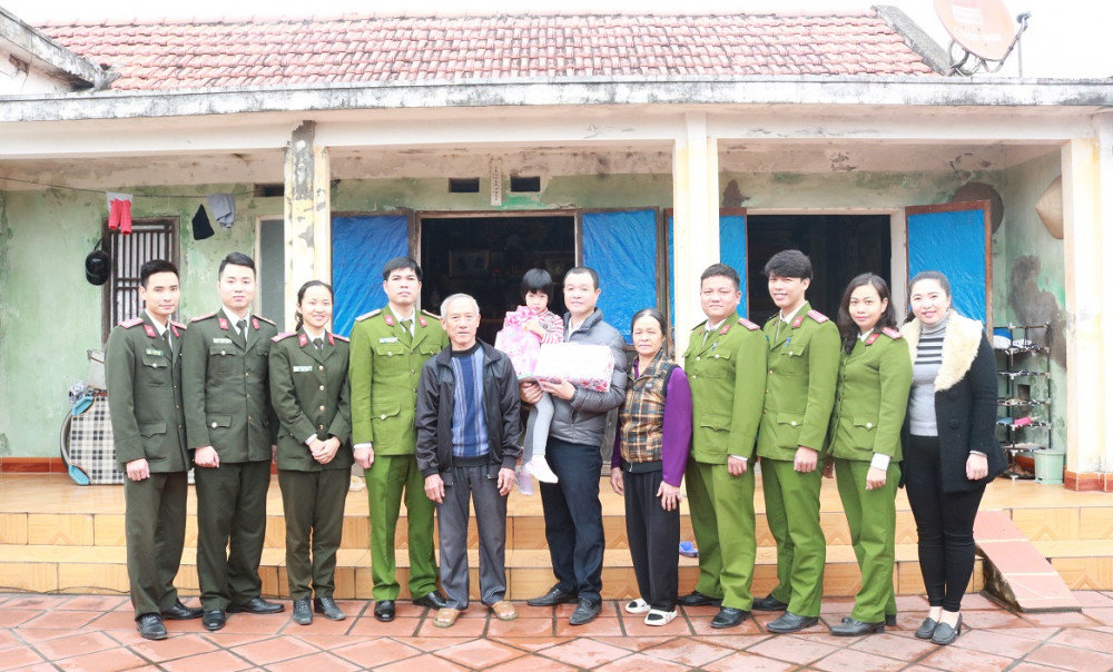 Liên Chi đoàn các Phòng PC10, PX03, PA09 – CATP, tặng quà, trao quỹ hỗ trợ “Cùng em đến trường” tặng cháu Hoàng Ngân, học sinh Trường Mầm non Thị trấn Tiên Lãng