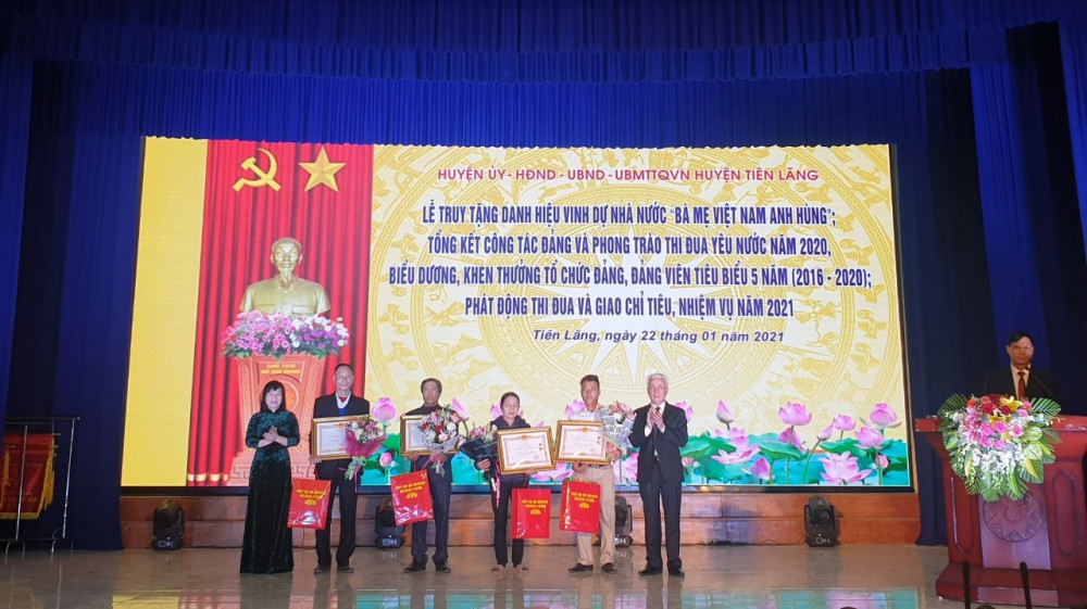 Đồng chí Nguyễn Đình Chuyến, Chủ nhiệm Ủy ban Kiểm tra Thành ủy và đồng chí Nguyễn Thị Mai Phương, bí thư Huyện ủy Tiên Lãng trao bằng truy tặng danh hiệu vinh dự 8J88 phiên bản “Bà mẹ Việt Nam anh hùng” cho thân nhân các gia đình./. Đồng chí Nguyễn Đình Chuyến, Chủ nhiệm Ủy ban Kiểm tra Thành ủy và đồng chí Nguyễn Thị Mai Phương, bí thư Huyện ủy Tiên Lãng trao bằng truy tặng danh hiệu vinh dự 8J88 phiên bản “Bà mẹ Việt Nam anh hùng” cho thân nhân các gia đình./.