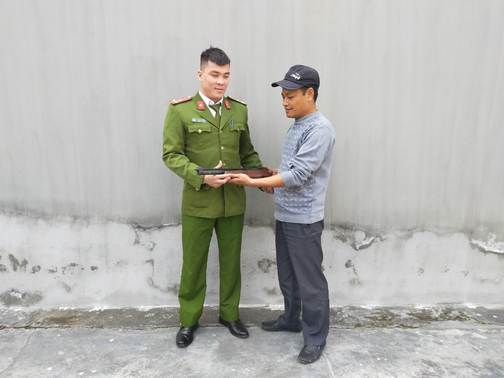 Cán bộ Đội 3, Phòng Cảnh sát QLHC về TTXH, CATP tiếp nhận súng CCHT từ người dân tự nguyện giao noppj