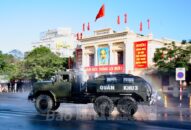 Phun hóa chất khử trùng các tuyến đường chính của thành phố phục vụ nhân dân đón Tết, vui Xuân