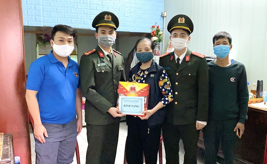 Chi đoàn Phòng An ninh Kinh tế - Công an thành phố, thăm hỏi, tặng quà Tết các hộ thuộc diện khó khăn, người già neo đơn trên địa bàn quận Lê Chân