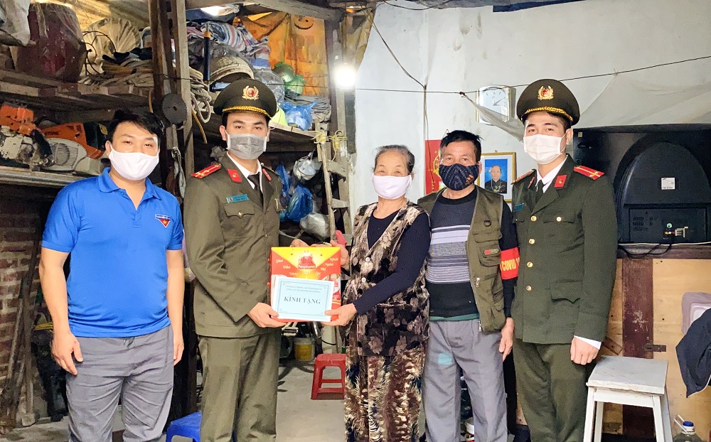 Chi đoàn Phòng An ninh Kinh tế - Công an thành phố, thăm hỏi, tặng quà Tết các hộ thuộc diện khó khăn, người già neo đơn trên địa bàn quận Lê Chân