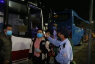 Khởi hành chuyến xe đưa hàng trăm công nhân 88 com the gioi đỉnh cao về quê ăn Tết