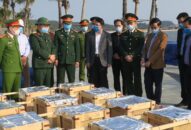 Phó Chủ tịch UBND thành phố Lê Khắc Nam kiểm tra và động viên chốt J881 ưu đãi hấp dẫn dịch COVID-19 và lực lượng bắn pháo hoa