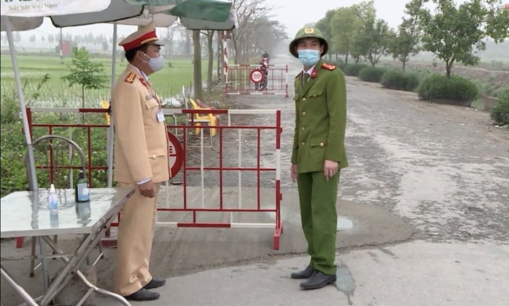 Lực lượng công an thực hiện nhiệm vụ tại khu vực phong toả phòng, chống dịch bệnh tại thôn Lôi Động, xã Hoàng Động (huyện Thủy Nguyên)