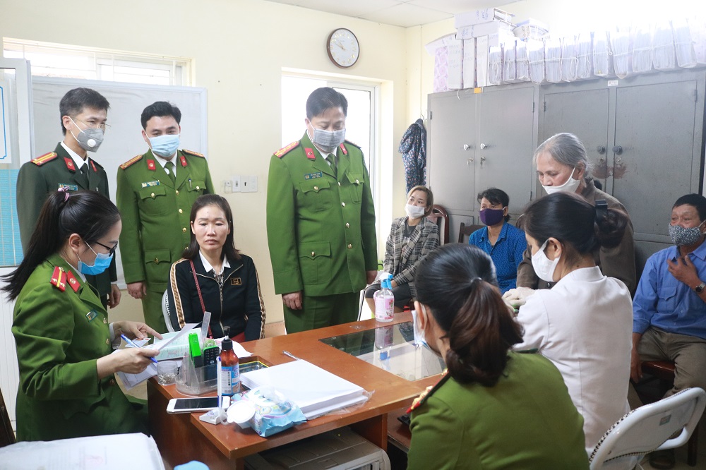 Đại tá Bùi Trung Thành – Phó Giám đốc CATP cùng các thành viên trong đoàn công tác kiểm tra quy trình cấp CCCD tại trụ sở CAH An Dương