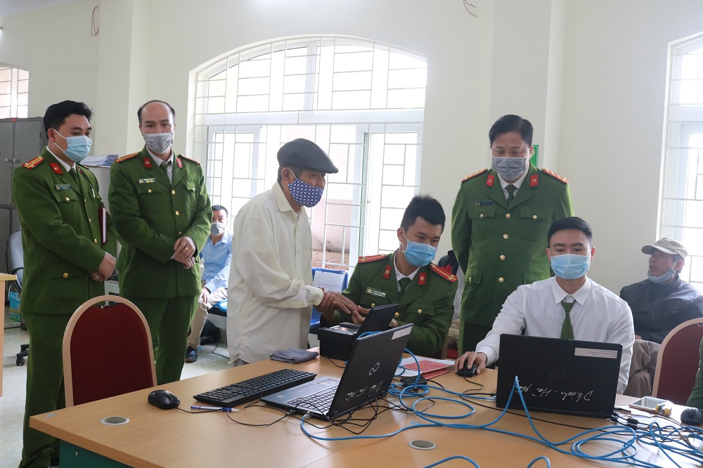 Đại tá Bùi Trung Thành – Phó Giám đốc CATP cùng các thành viên trong đoàn công tác kiểm tra quy trình cấp CCCD tại trụ sở CAQ Kiến An