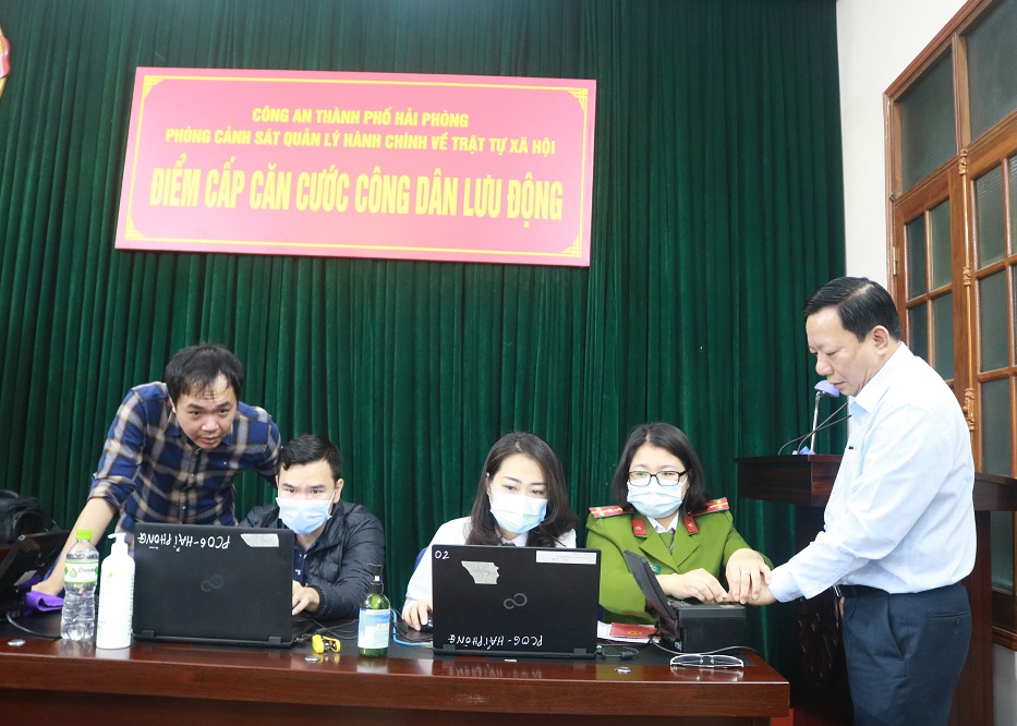 Phó Chủ tịch UBND TP Nguyễn Đức Thọ đến làm thẻ CCCD từ rất sớm