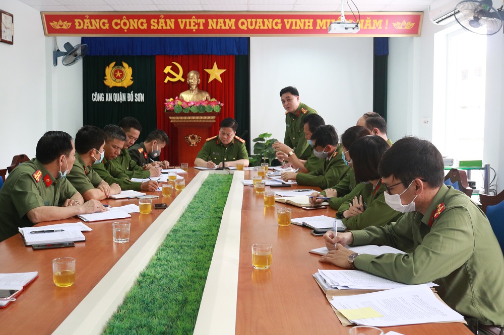 Thượng tá Trịnh Tuấn Anh – Trưởng phòng Cảnh sát QLHC về TTXH báo cáo tiến độ triển khai cao điểm