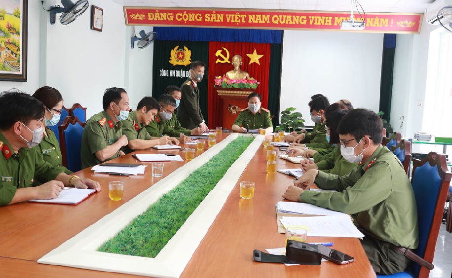 rung tá Nguyễn Việt Anh – Trưởng phòng Tham mưu – CATP giải đáp một số khâu liên quan đến kỹ thuật trong quy trình làm CCCD