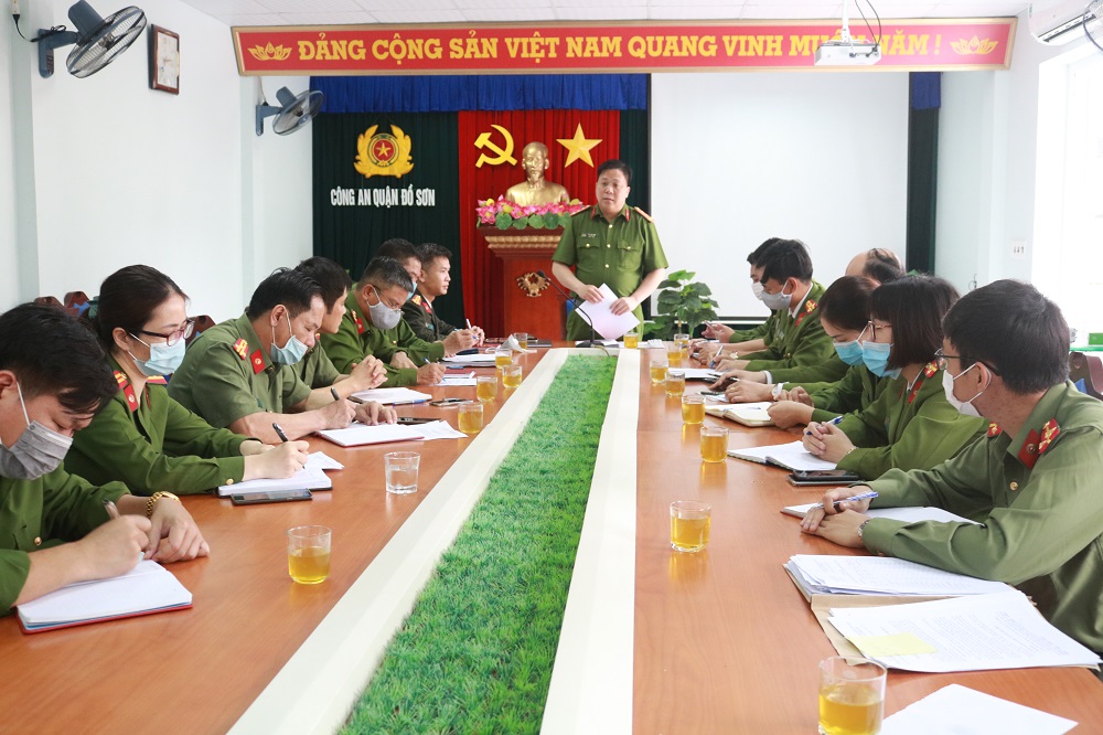 Đại tá Bùi Trung Thành - Phó Giám đốc CATP phát biểu chỉ đạo tại buổi làm việc