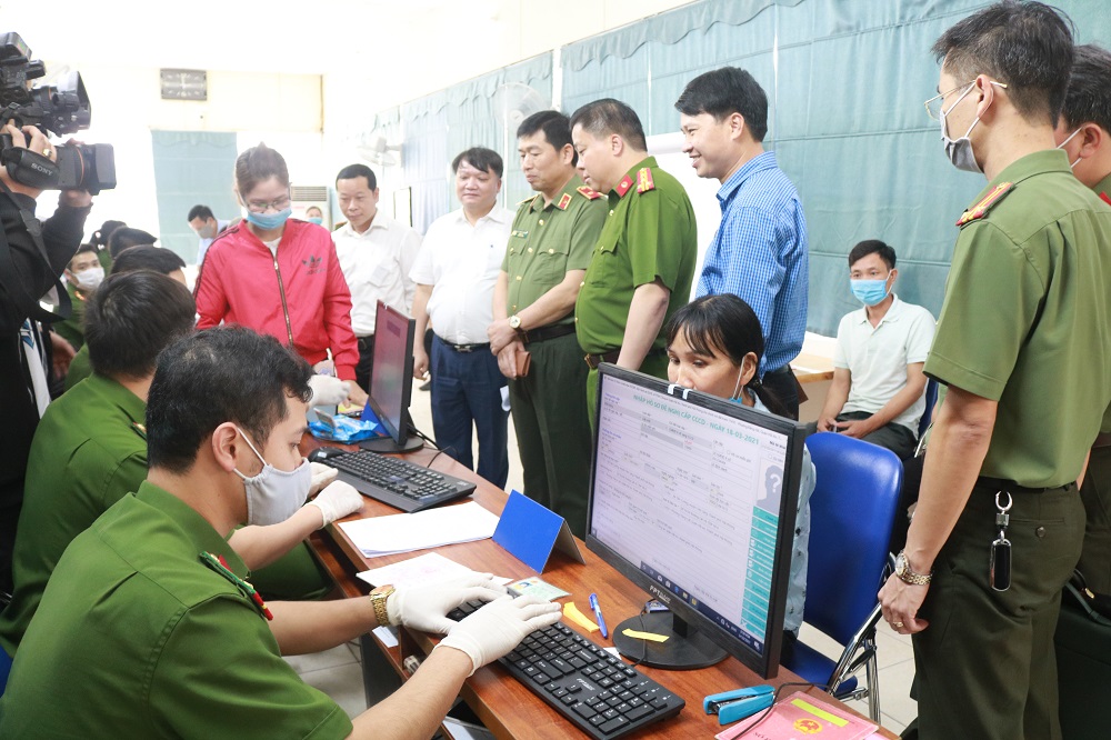 Thiếu tướng Vũ Thanh Chương – Bí thư Đảng uỷ, Giám đốc CATP cùng các thành viên trong đoàn công tác kiểm tra quy trình cấp CCCD gắn chíp điện tử tại CAQ Hải An