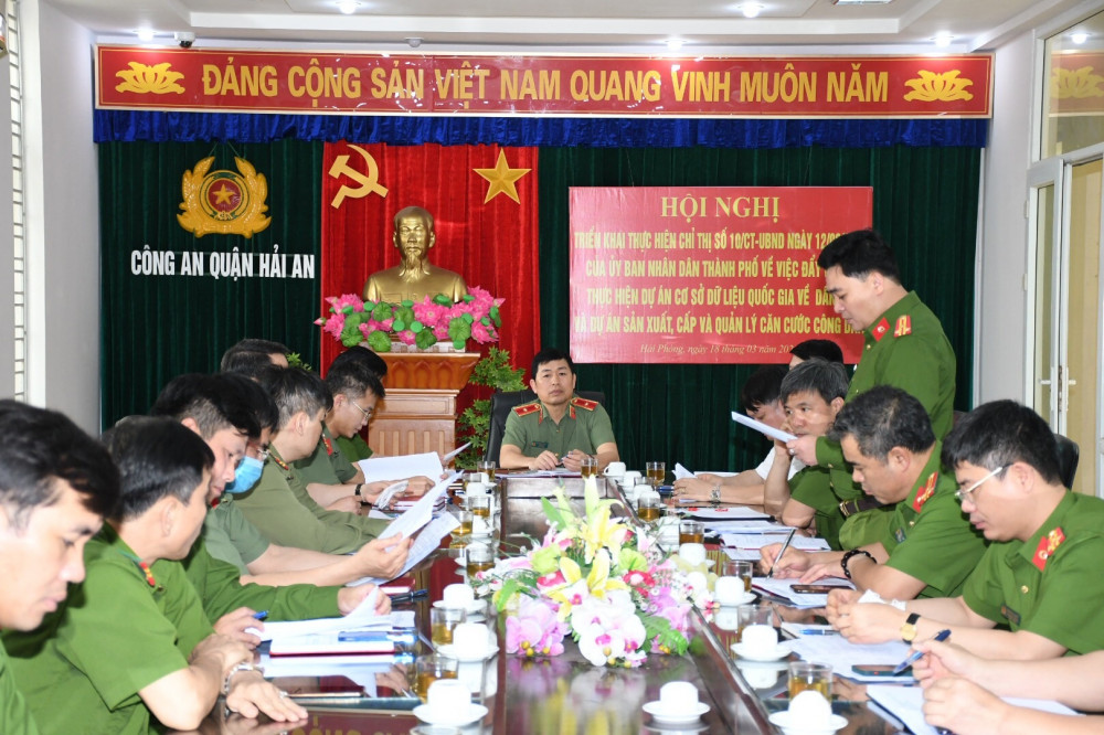 Thượng tá Trịnh Tuấn Anh – Trưởng phòng Cảnh sát QLHC về TTXH, CATP báo cáo kết quả triển khai chiến dịch cấp CCCD gắn chíp điện tử