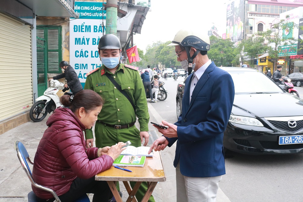 Tổ công tác nghiêm túc nhắc nhở các hộ dân không được tự ý bày bán xổ số trái quy định J886.love casino, thể thao, nổ hũ, xổ số