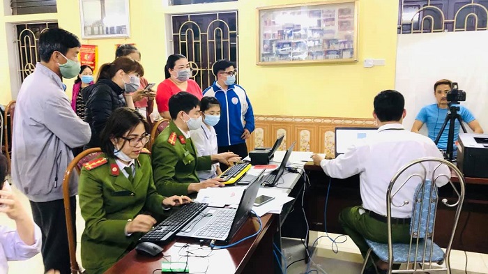 Công an quận Dương Kinh huy động cán bộ, chiến sĩ phục vụ cấp căn cước công dân cho người dân. Công an quận Dương Kinh huy động cán bộ, chiến sĩ phục vụ cấp căn cước công dân cho người dân.